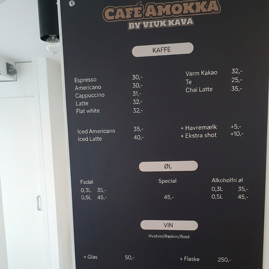 Cafe Amokkas menukort med kaffe og drikkevarer